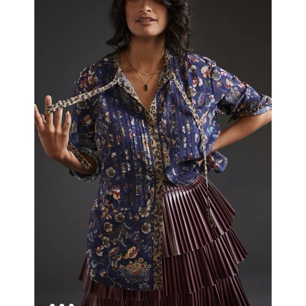 Women Anthropologie Pilcro Ladder Lace Floral Tunic Blouse in Navy Blue Small